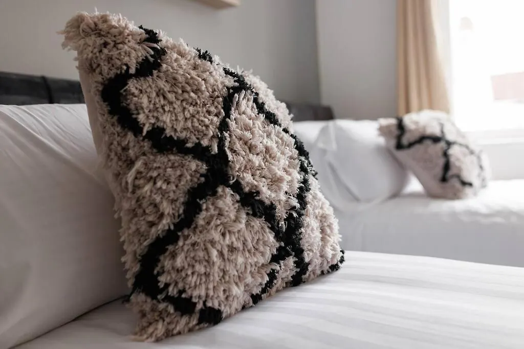 City Centre Studio 6 With Kitchenette, Free Wifi And Smart Tv By Yoko Property Middlesbrough Apartment